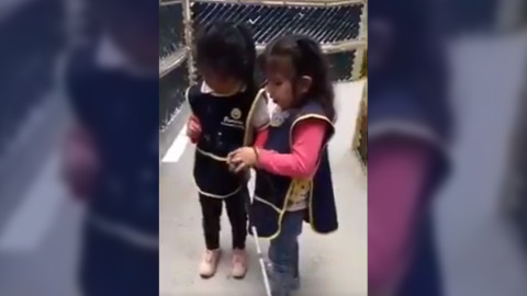 Niña ciega enseña a su compañerita cómo usar su bastón guía