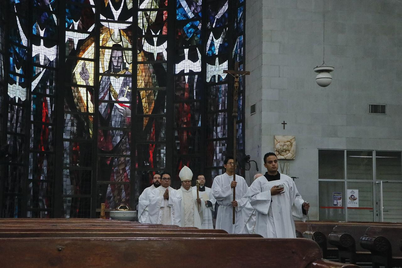 Celebración sin feligreses del Sacremento del Sacerdocio pese a COVID-19 en Nuevo Laredo