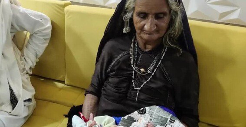 Mujer da a luz a su primer hijo a los 70 años