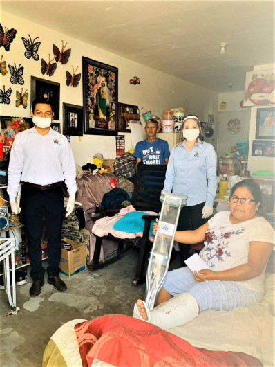 Entrega DIF Reynosa silla de ruedas y muletas