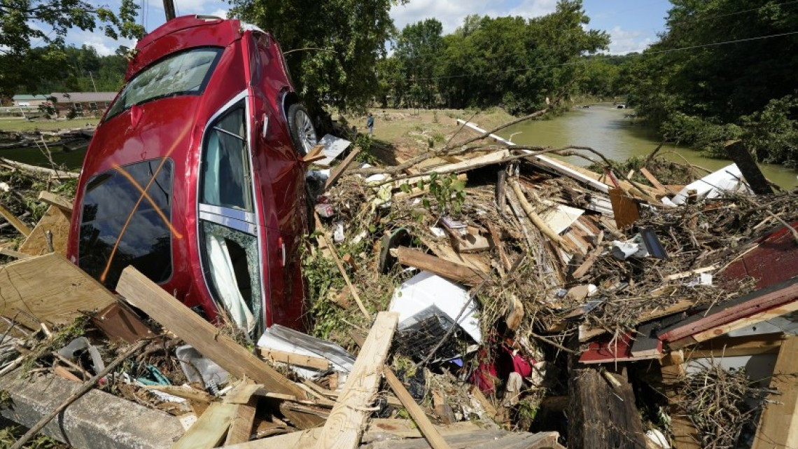 Históricas inundaciones en Tennessee deja 22 muertos 