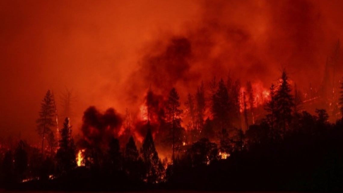Incendio continua, arrasa con dos pueblos