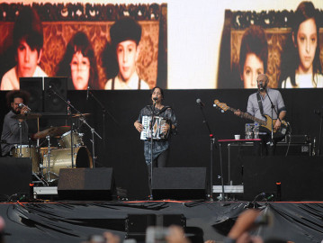 Pide Julieta Venegas ayuda a quienes viven fuera de México