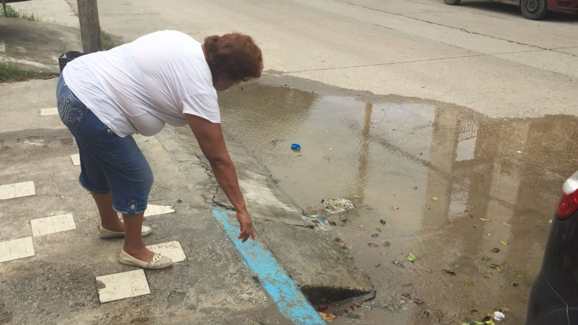 Fuga de agua tiene más de quince días sin ser reparada