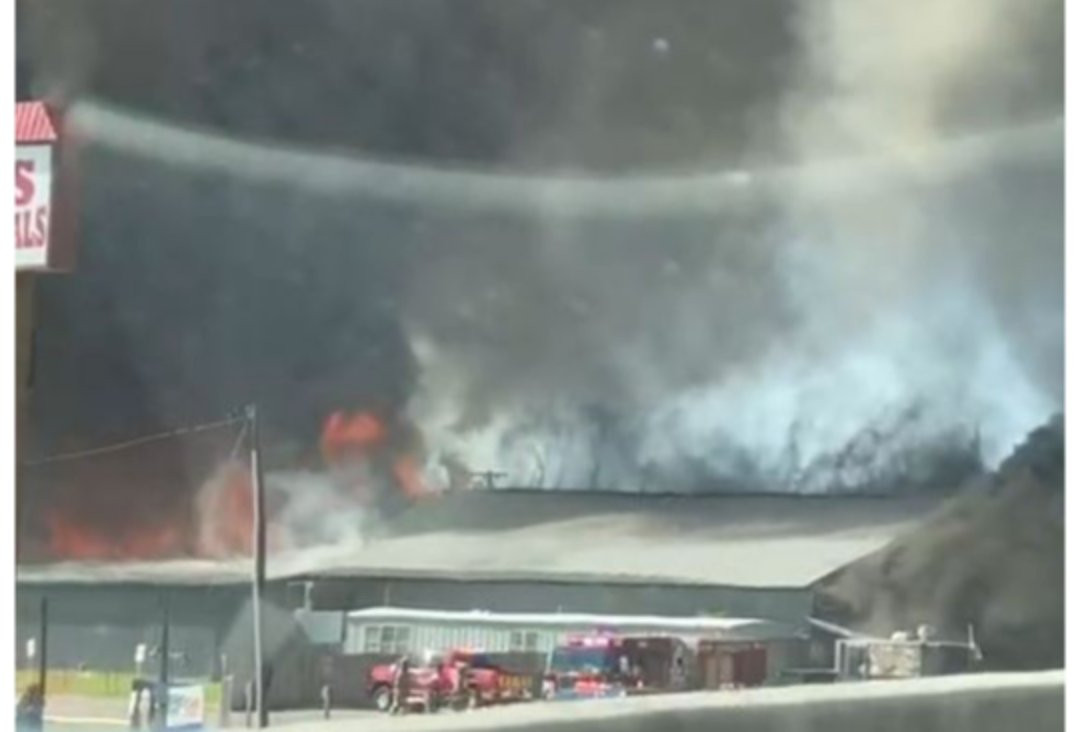 Bomberos responden ante incendio en Matts Materials
