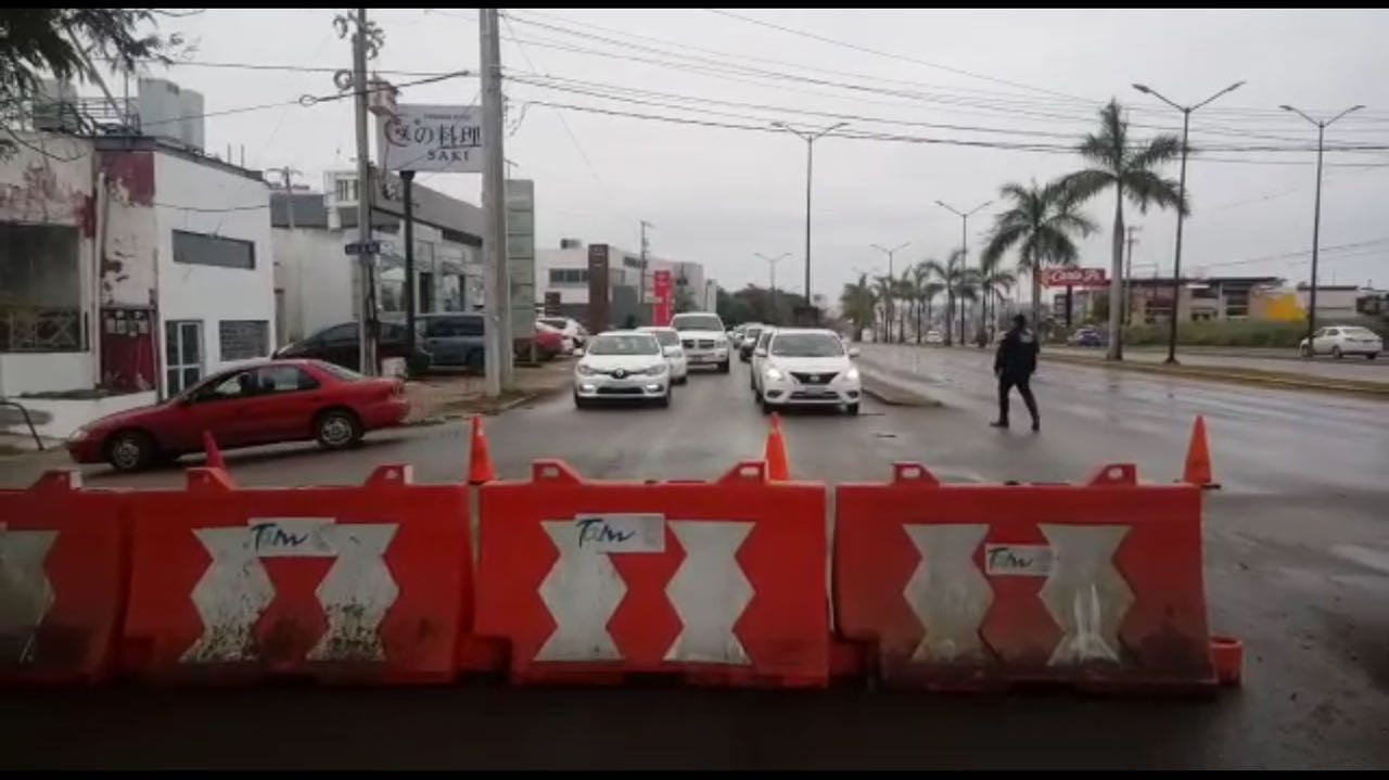 Desvían tránsito vehicular en Avenida Hidalgo por paso San Pedro