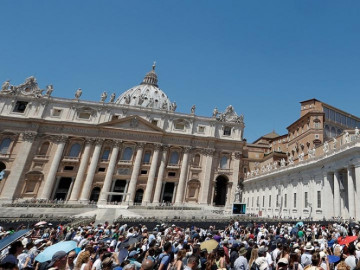 Policía vaticana encuentra a mano derecha del papa en una orgía gay 