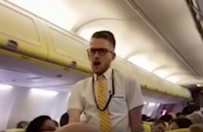 Sorprende auxiliar de vuelo con baile de "Toxic"