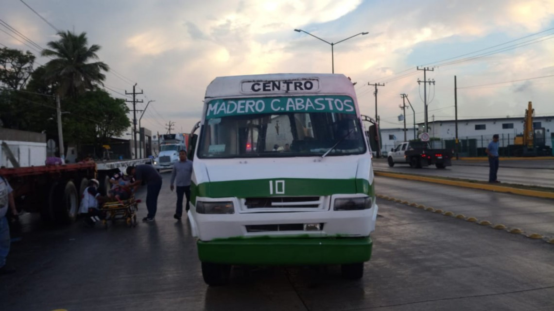 Choque de microbús deja trece lesionados