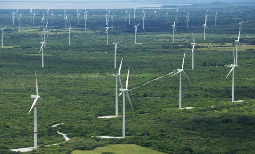 “Reforma eléctrica perjudicará las centrales de energía renovable”, advierte Fitch Ratings