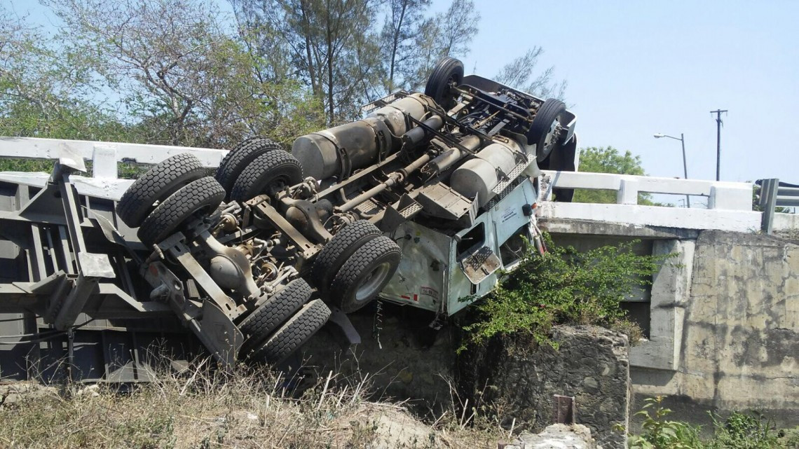 Menor de edad herido en volcadura de tráiler