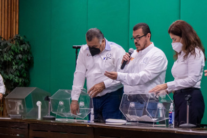 Preside Rector sorteo del SUTUAT por el Día de las Madres