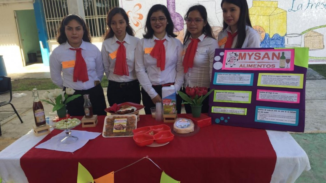 Estudiantes exponen la elaboración de alimentos y productos de limpieza y se les prepara para ser emprendedores