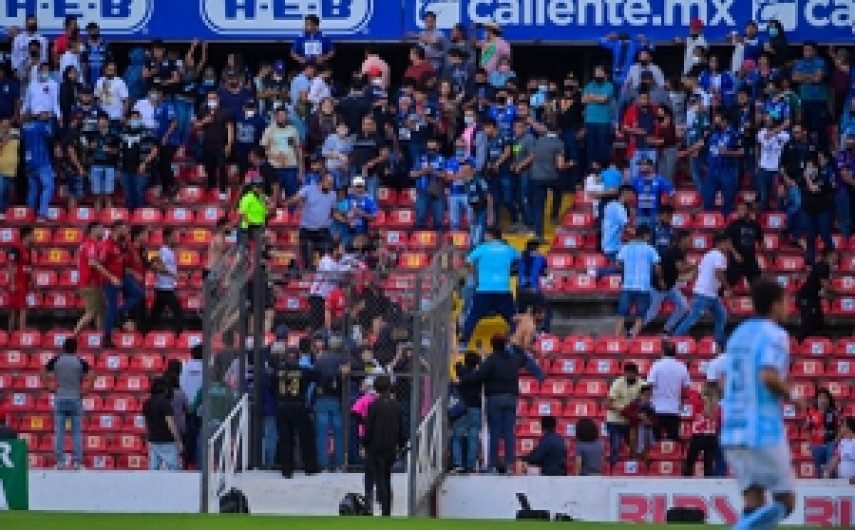 Suspenden el partido Querétaro vs Atlas por violencia entre porras