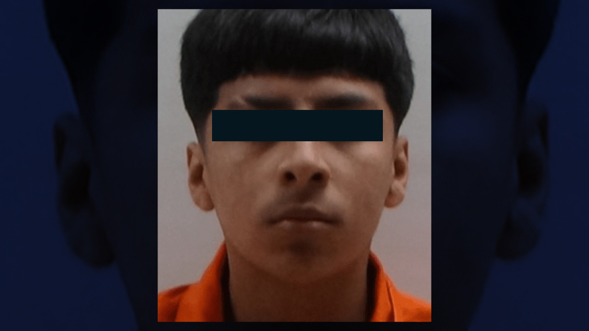 Adolescente choca al huir de la policía 