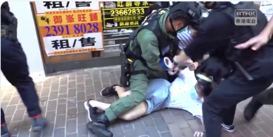 Arrestan violentamente a niña de 12 años durante manifestaciones en Hong Kong 