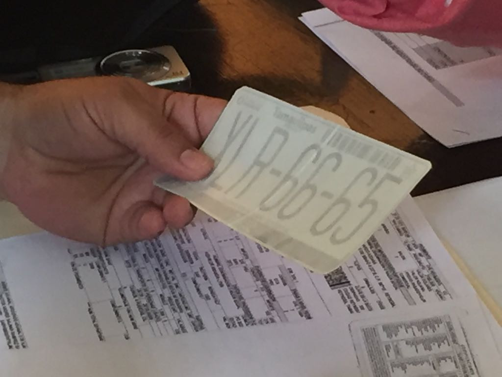 Oficina fiscal expide placas con reporte de robo