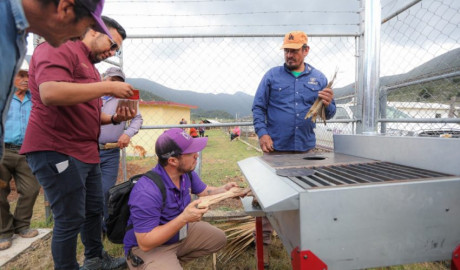 Entrega SEDENER estufa eficiente de leña a comunidad de La Marcela en Miquihuana