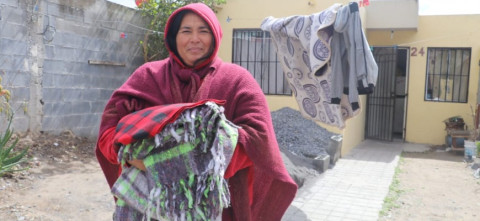 Gobierno de Matamoros continúa con entrega cobertores para que familias mitiguen el frío