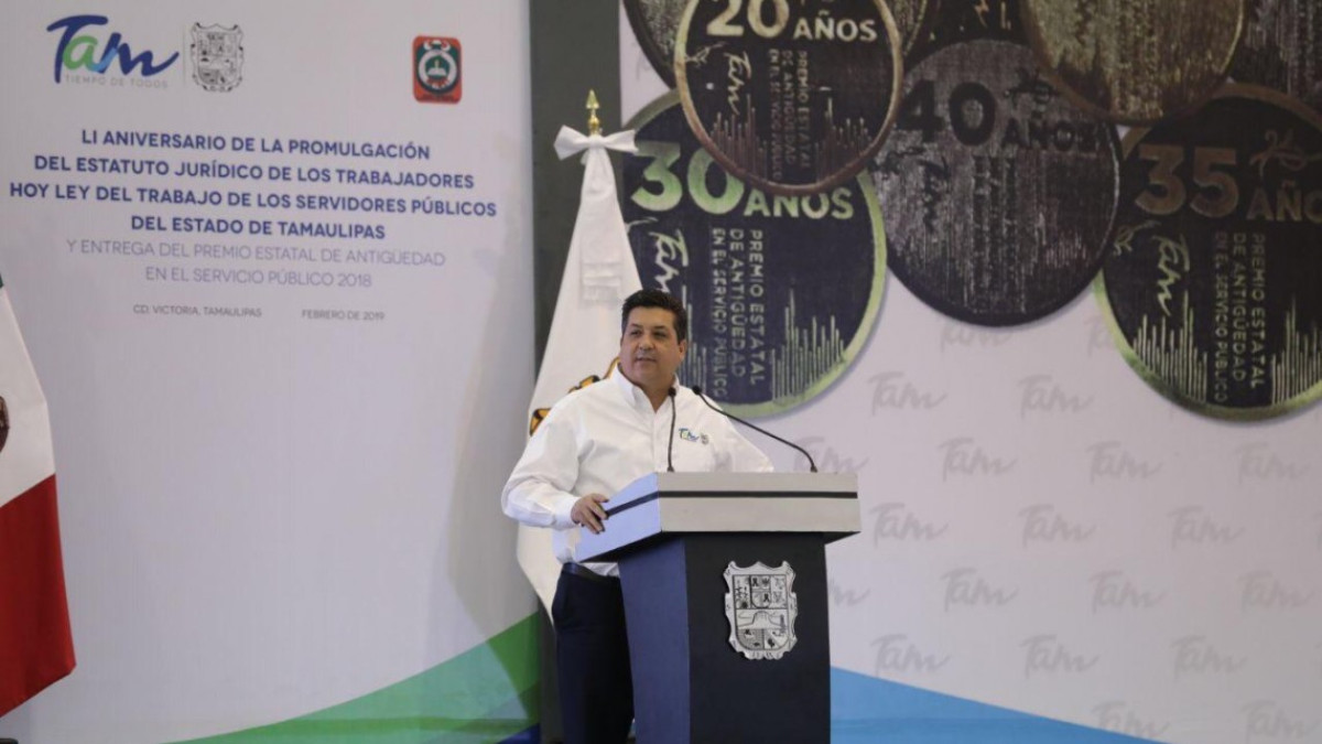 Reciben burócratas premio por antigüedad y aumento de sueldo