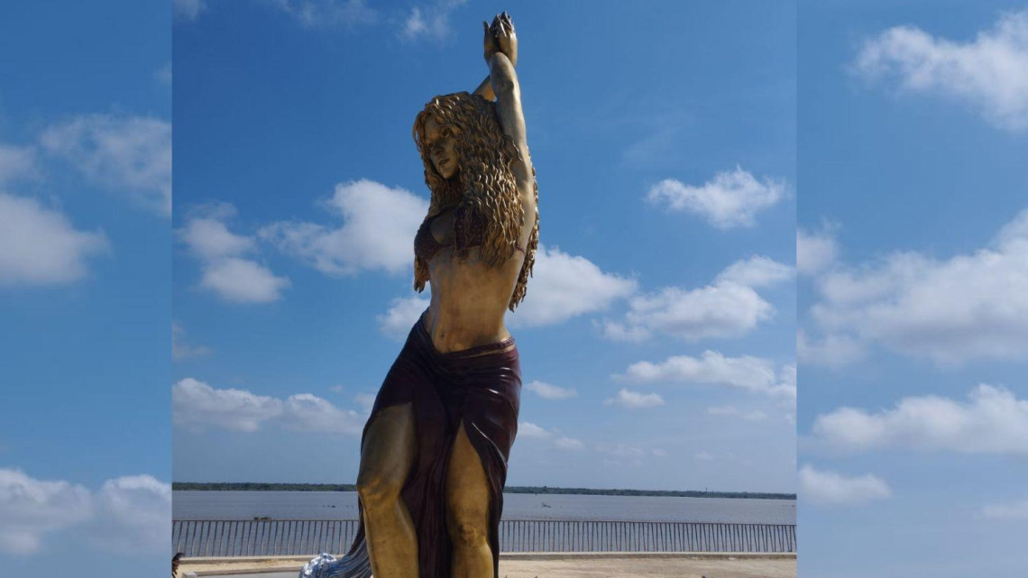Develan estatua gigante de Shakira en Barranquilla 