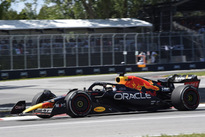 Max Verstappen gana en Canadá; Checo abandona