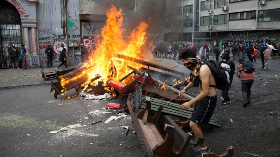 Marcha masiva en Santiago por tres semanas de protestas en Chile