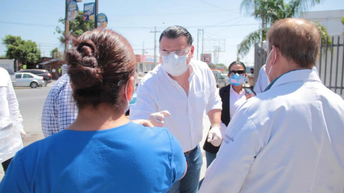 Gerardo Peña lleva apoyos a familias y personal médico en el Hospital General