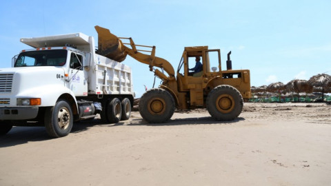 Refuerzan limpieza en playa Miramar 