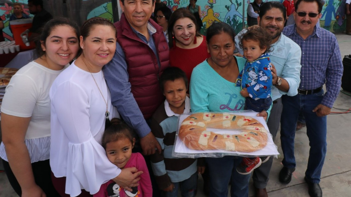 Entregan roscas de reyes a familias humildes en Matamoros