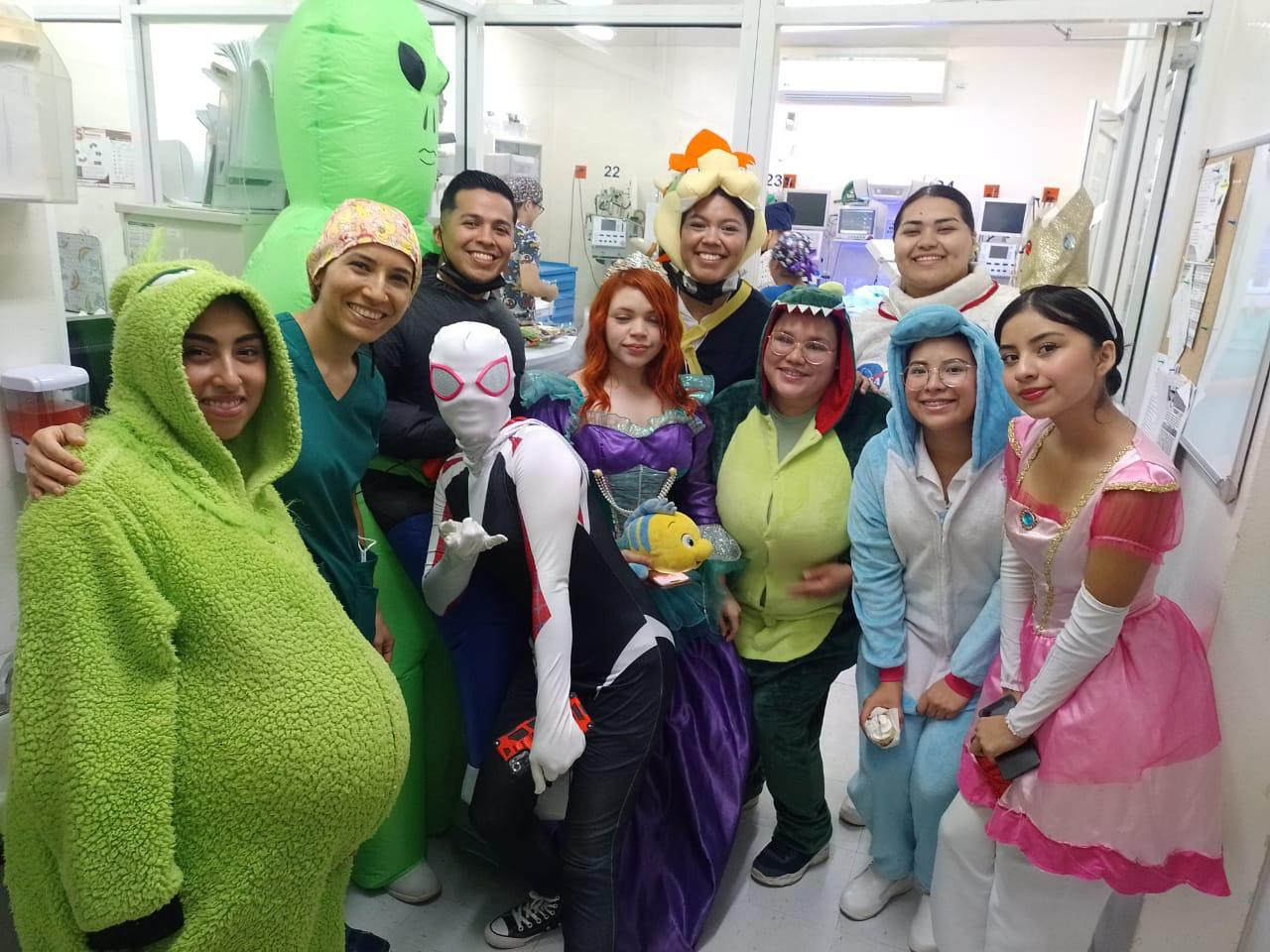 Personal de Salud celebra a niños y niñas en sala de espera