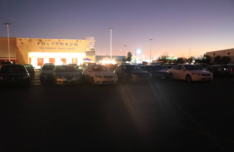 Se reúnen familias para disfrutar de Autocinema