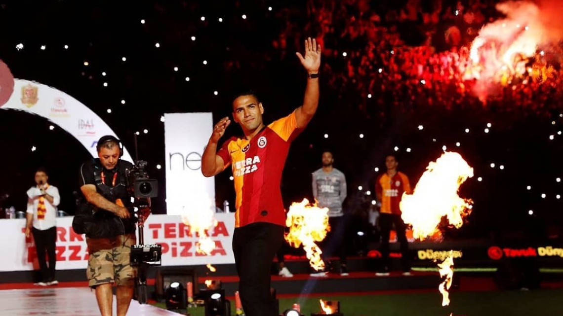 El estadio del Galatasaray ruge con la presentación de Falcao