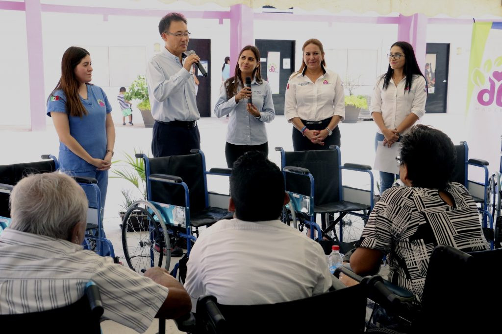 DIF Madero y Posco México entregan sillas de ruedas