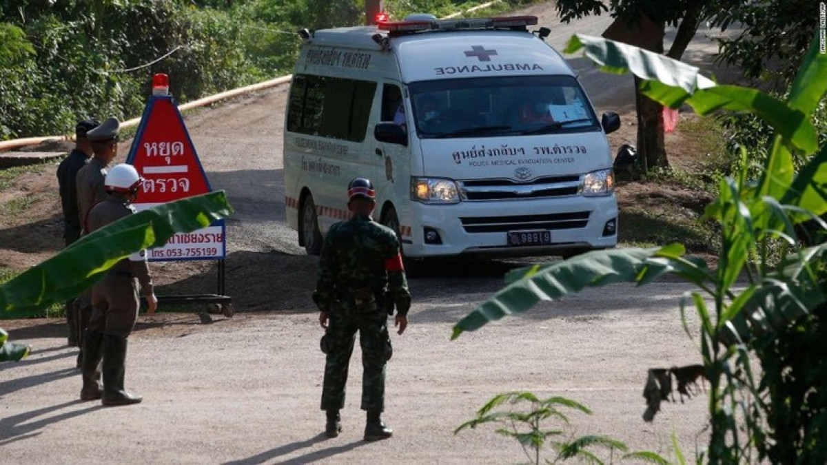 Rescatan a dos niños más de cueva tailandesa