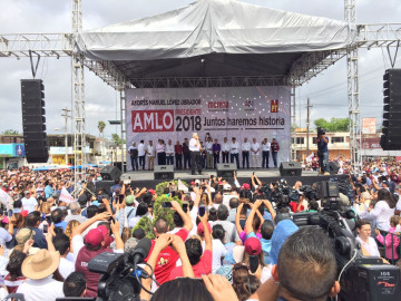 Más de 5 mil personas escuchan el mensaje de AMLO