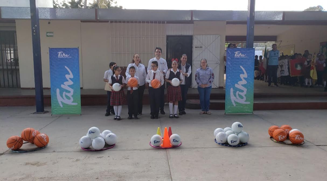 INDE entrega material deportivo a escuelas primarias de Ciudad Madero