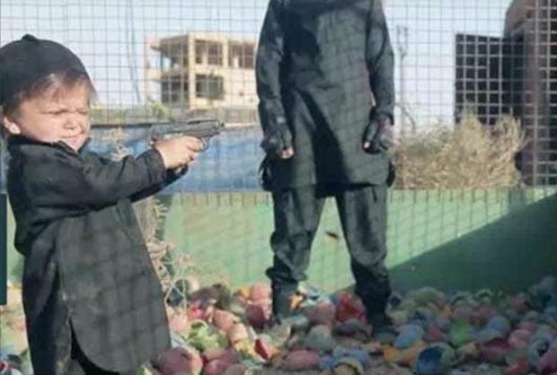 ISIS exhibe a niños cometiendo asesinatos en parque de diversiones
