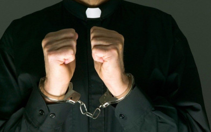 Suspenden a sacerdote encontrado con menor en un hotel