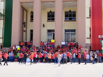 Maestros se plantan exigiendo pago de bono