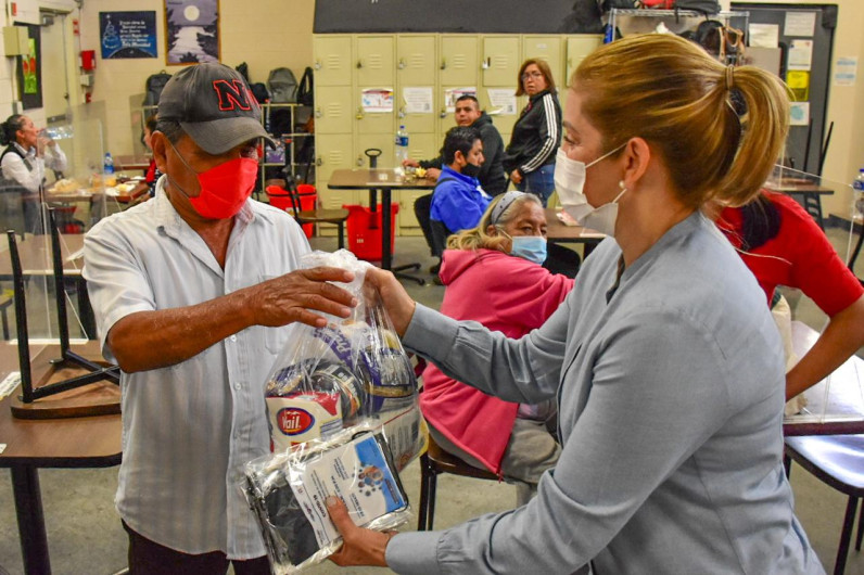 Apoya DIF Reynosa a abuelitos empacadores con canasta básica 