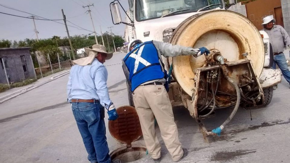 Comapa trabaja con equipo vactor