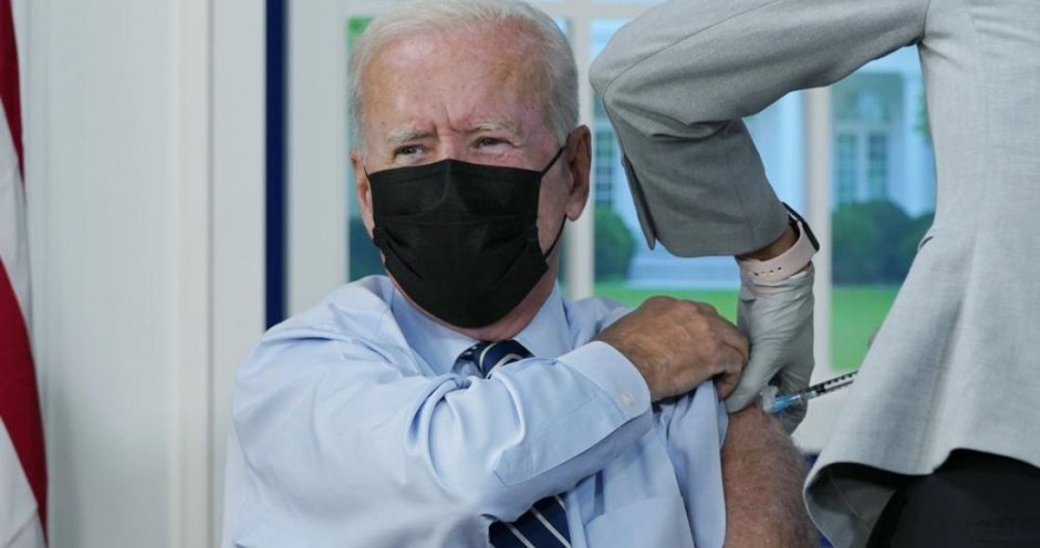 Recibe Joe Biden tercera dosis de vacuna contra Covid-19