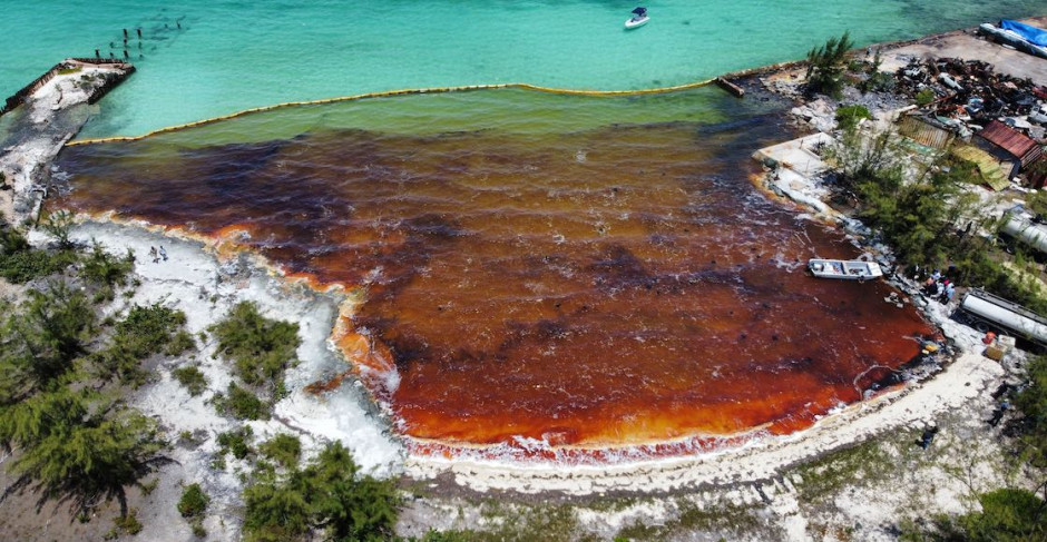 Derrame de combustible contamina el mar en Bahamas