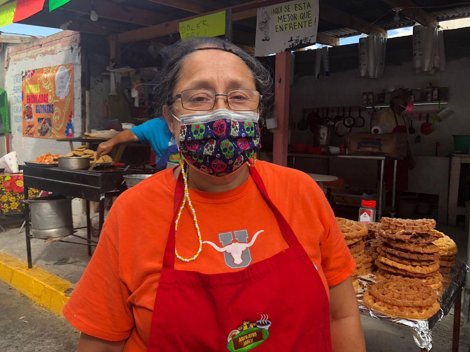 Comerciantes instalados afuera del panteón municipal en Nuevo Laredo esperan que incrementen sus ventas