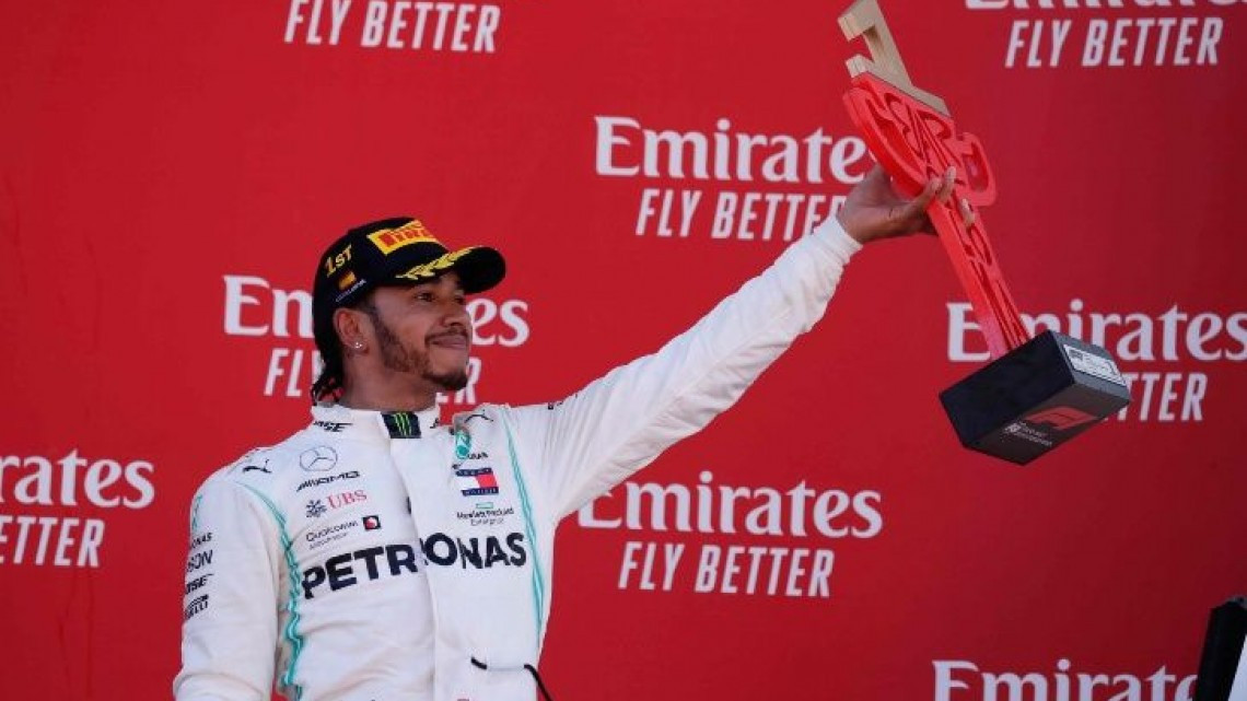 Lewis Hamilton se lleva el GP de España, Checo Pérez termina en la posición quince