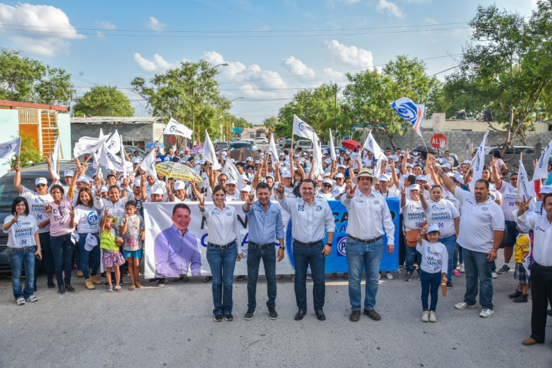 Manuel Canales dialoga con jóvenes líderes