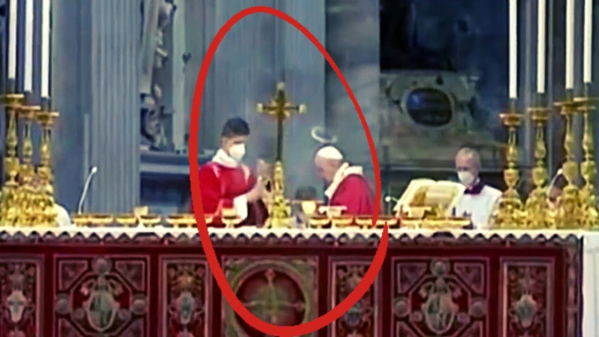 Una aureola se forma sobre el Papa Francisco