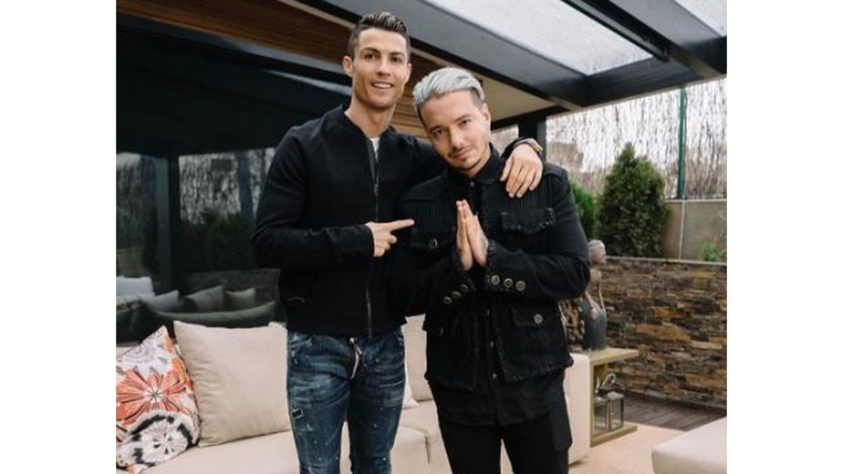 J Balvin y Cristiano Ronaldo haciendo broma en Instagram