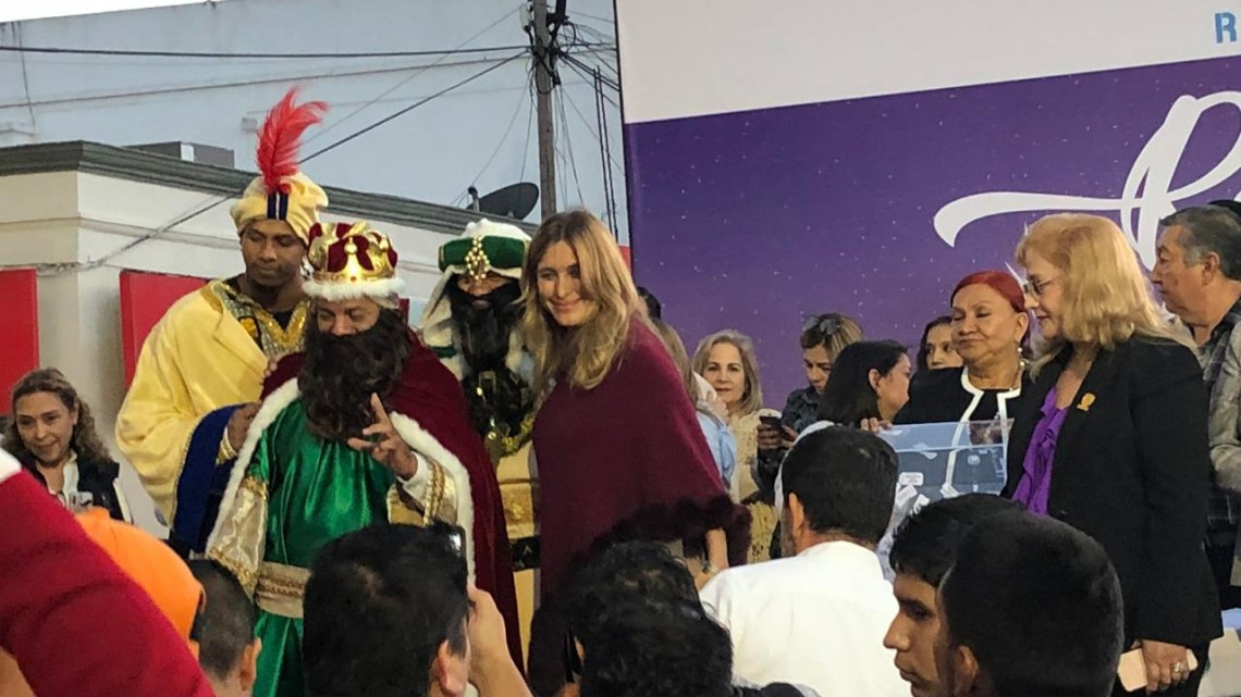 Comparten rosca de reyes en la Plaza Principal